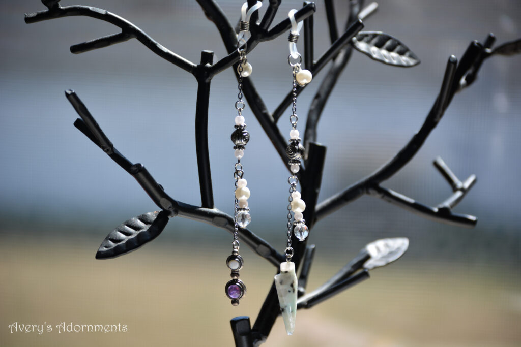 White Mismatched Strands
